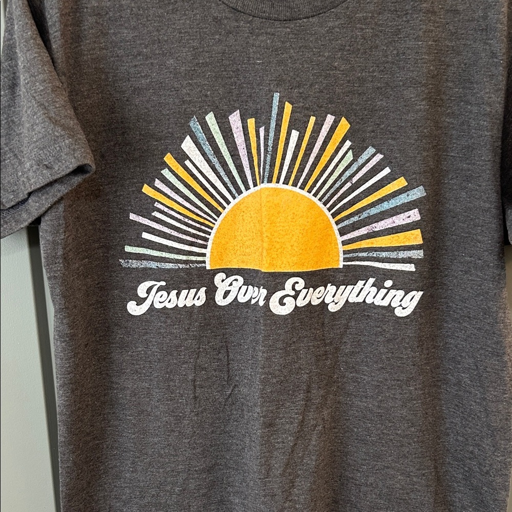 Gray Graphic T-Shirt with Sunburst Design Jesus over Everything size large